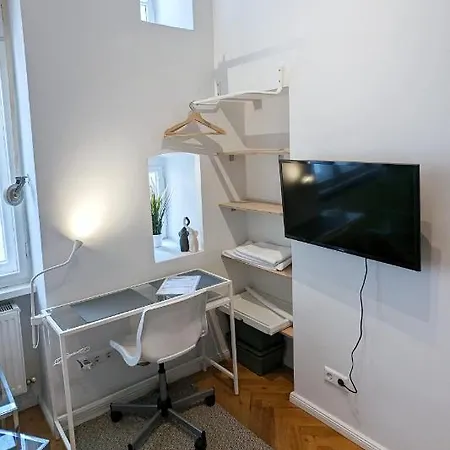 Central, Cozy, Designed 1-br At Akazienkiez Apartament *